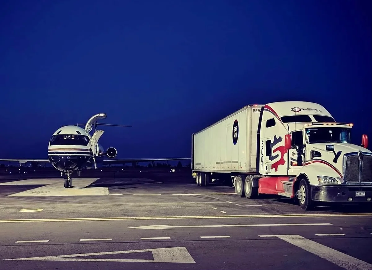 Unidad Solsinca junto a un jet privado en pista, servicio Hand Carrier