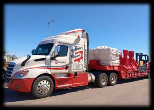 Unidad Solsinca con plataforma cargada de maquinaria